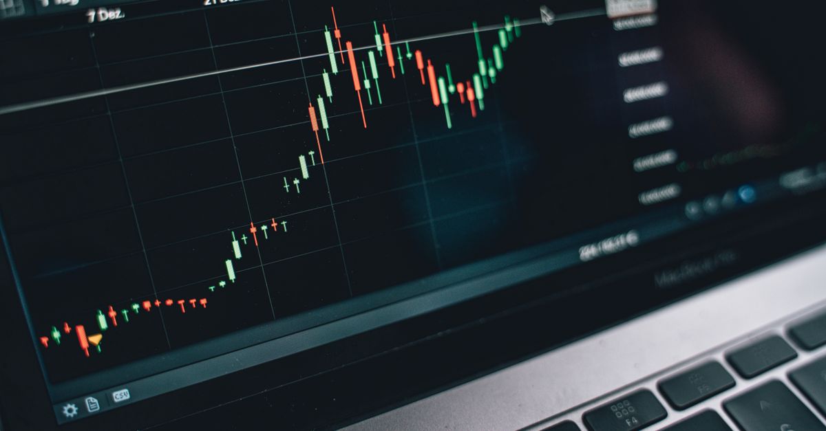 Forex price chart on a laptop with an RSI indicator showing settings for different trading styles