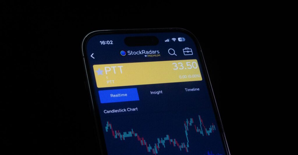 MT5 mobile app showing built-in indicators on a candlestick chart