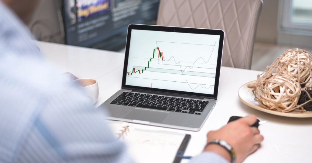 Forex trader reviewing a Supertrend strategy entry and stop on MT4