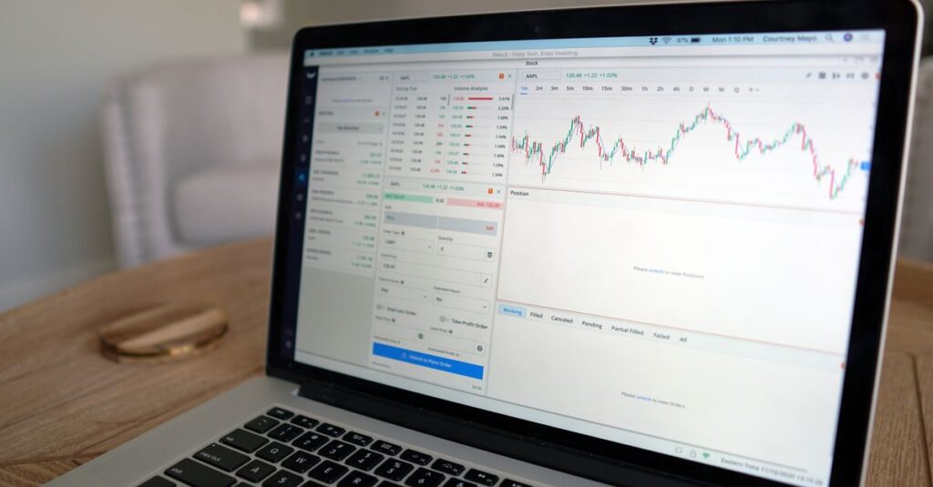 MetaTrader expert advisor settings panel showing risk per trade and stop loss inputs for a forex robot