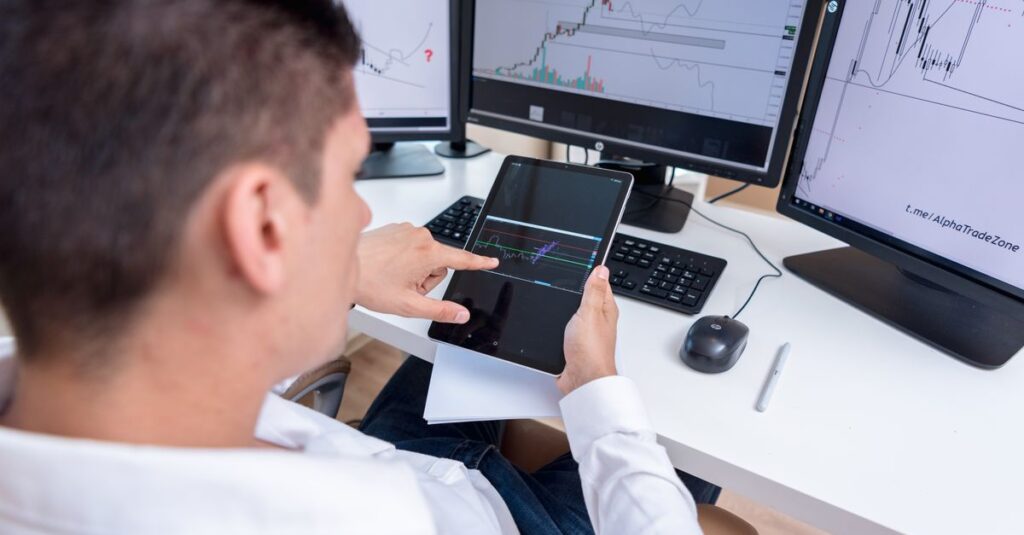 Trader replaying price history bar by bar to test a Forex indicator for repainting on MetaTrader