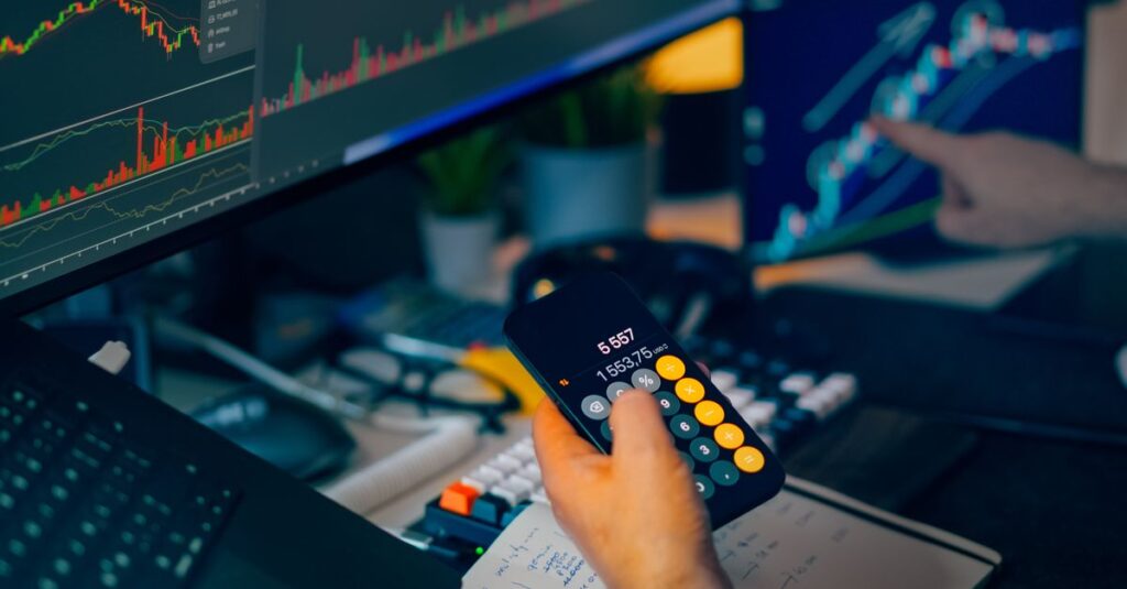 Multi-monitor Forex desk tracking a trending pair where the Chandelier Exit indicator ratchets the trailing stop higher