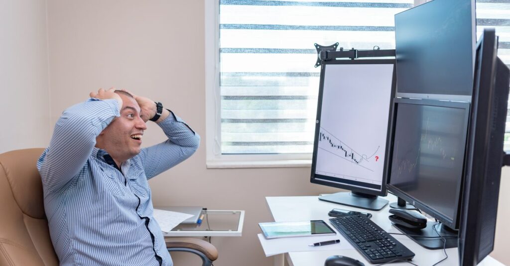 Multi-monitor MetaTrader desk layering a non repaint trend indicator with momentum for accurate forex setups