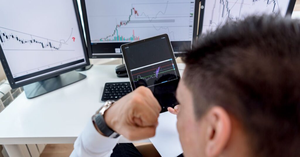 Trader running a bar-replay test in MetaTrader to verify a non repaint arrow indicator