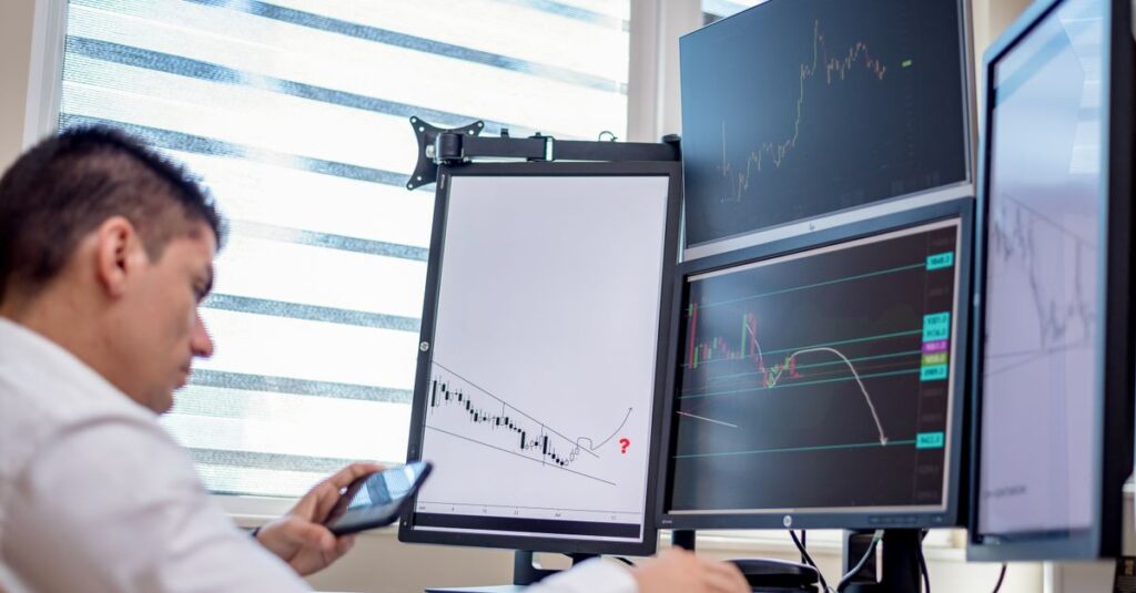 Multi-monitor desk inspecting MT4 arrow indicator settings before trusting the signals