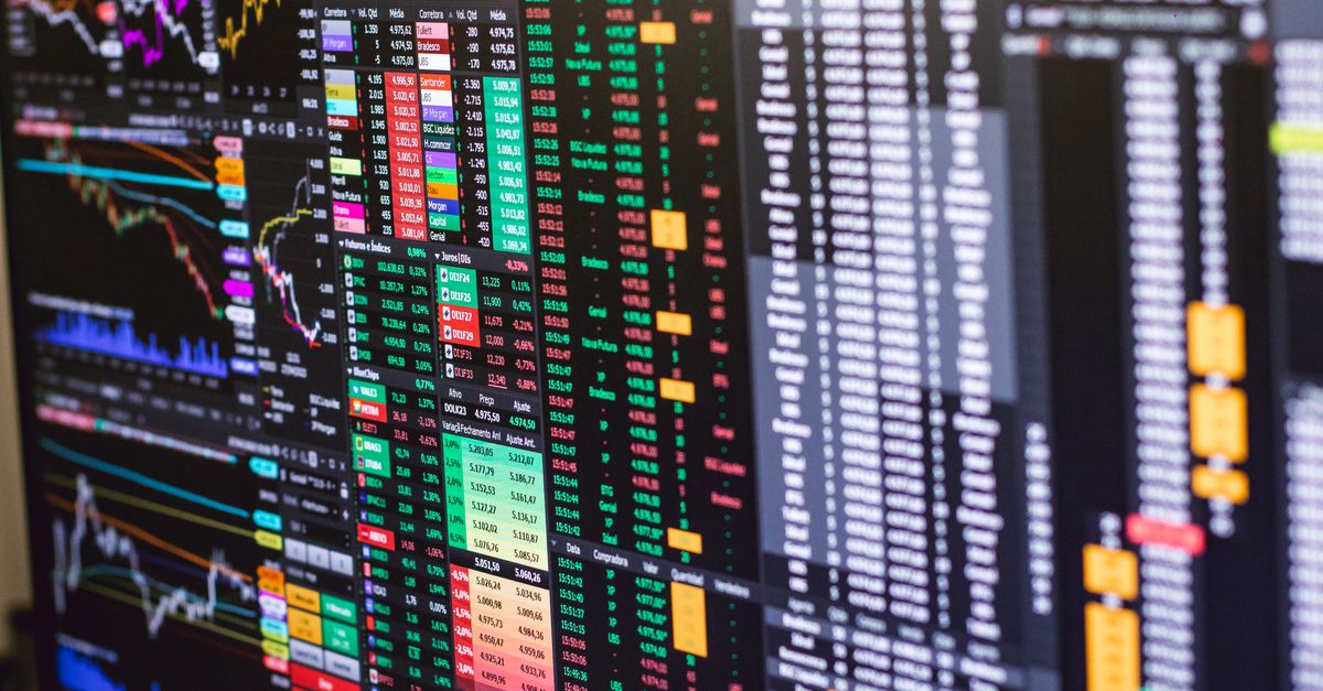 Trading monitor showing the default MT4 MACD indicator with one line and histogram
