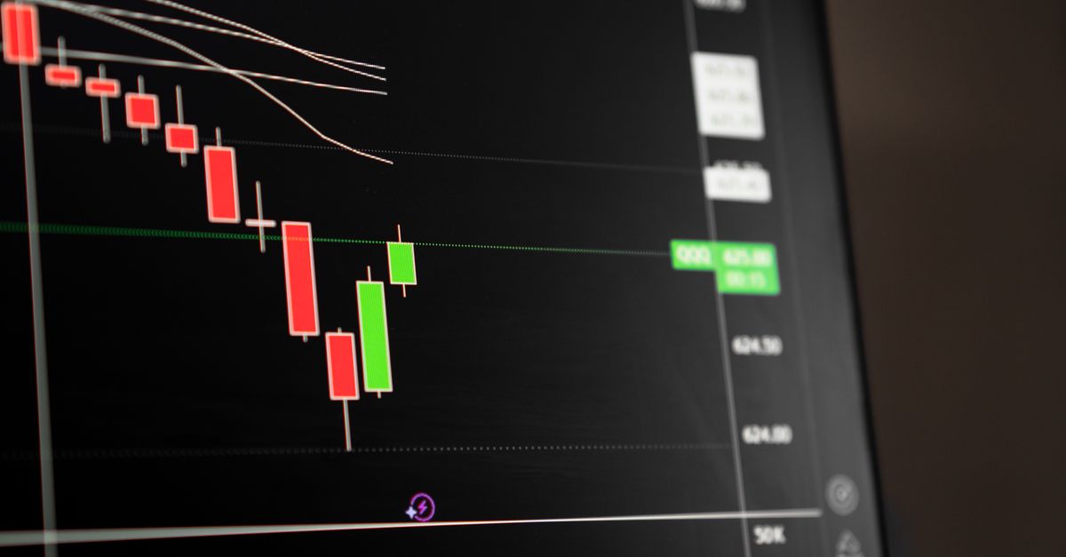 Candlestick chart on a trading screen showing a three bar reversal pattern sequence