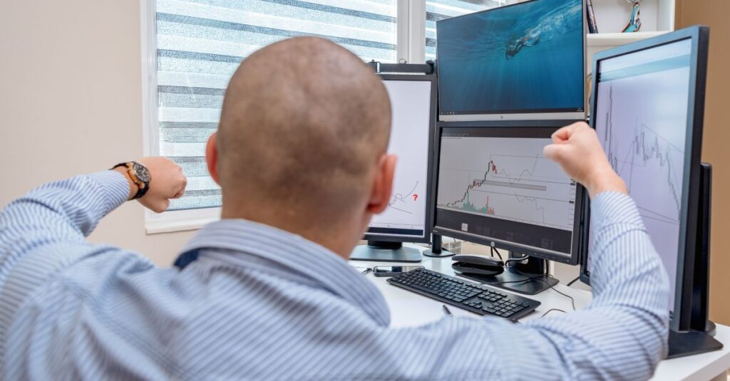 Trader at a desk marking price levels to trade the 3 bar reversal on MT4