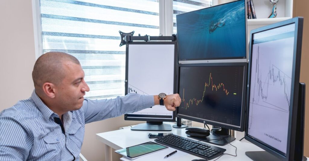 Multi monitor forex trading workspace used to run 3 bar reversal pattern settings