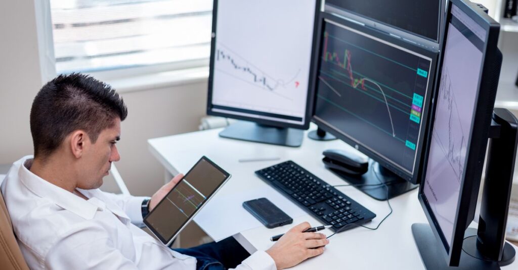 Trading desk where a buyside sellside liquidity indicator runs on MetaTrader 4 charts