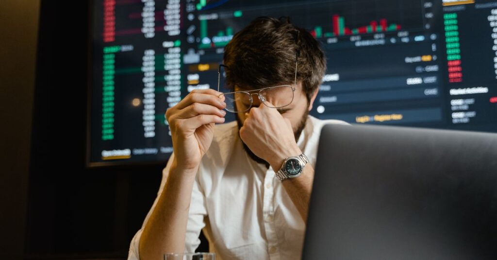Trader reviewing choppy range signals where a market structure oscillator fails